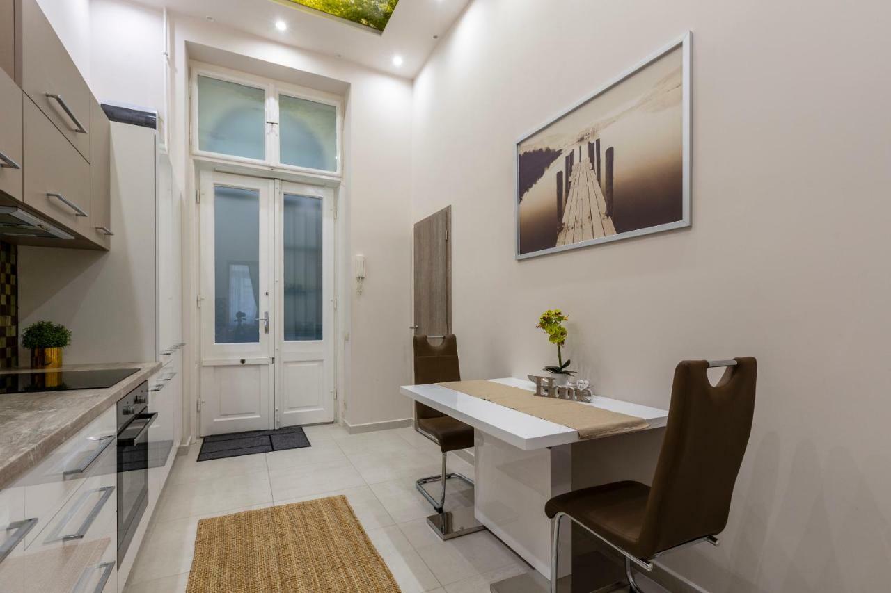 Deluxe Downtown Home 2 Bedrm, 2 Bathrm Budapest Exteriör bild